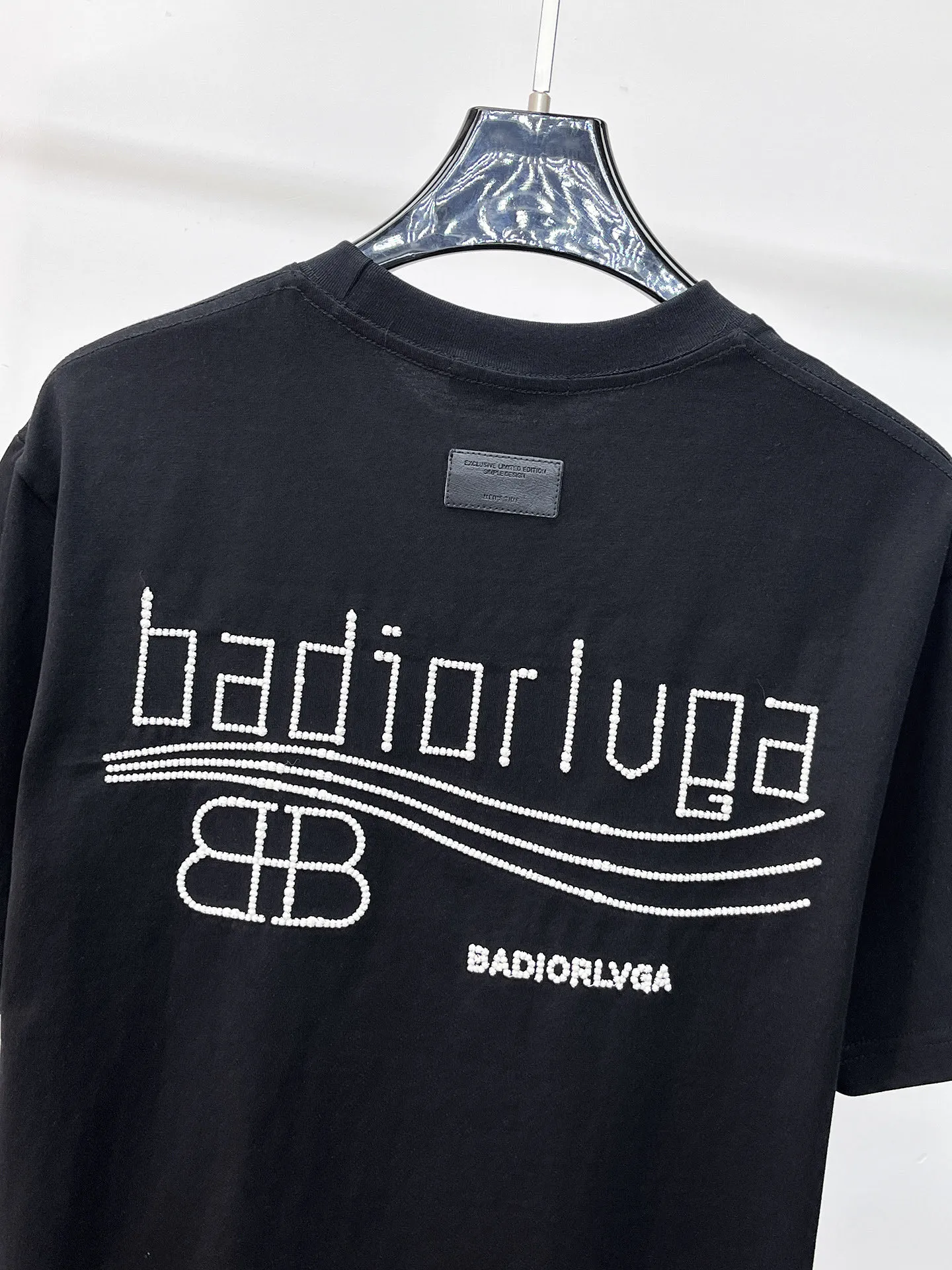 Balenciaga's high-end top-quality products 🐮2026 Spring and Summer New Arrival first counter, the latest New Arrival short-sleeved round neck T-shirt, Premium customized design, avant-garde and fashionable! Brand logo heavy craftsmanship design Premium customized 260g fabric. Soft to the touch. Comfortable to wear. Counter-level exquisite stitching. Fine workmanship. The upper body effect is incomparably handsome! A must-have item for men and women with the same style! Sizes: S~XXL When placing an order, please state your height and weight. The maximum wearing size is 210 pounds (one size larger)
